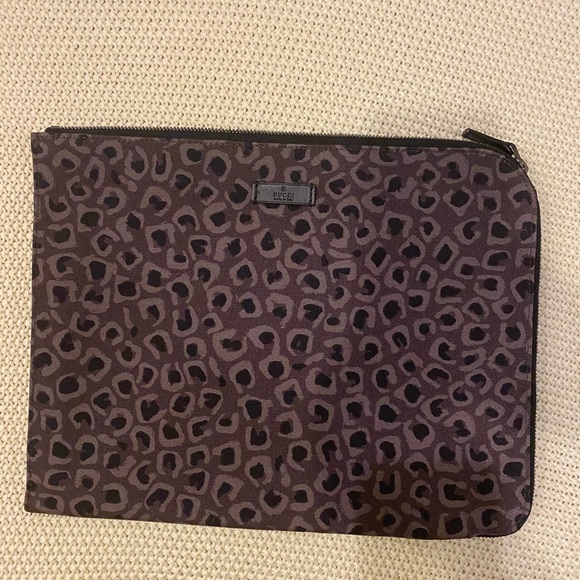 Gucci Handbags - Gucci Pouch Case